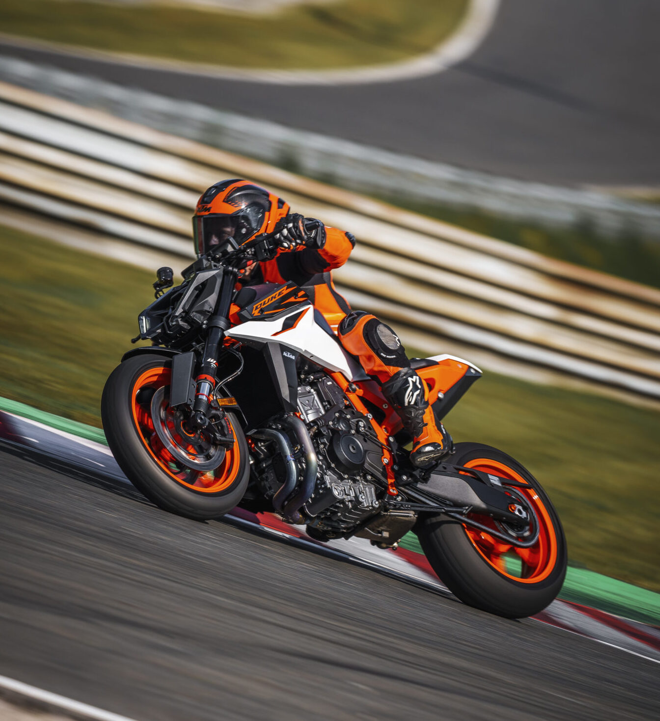 KTM LANZA EL RETO “PASIÓN EN LA CANCHA, ADRENALINA EN EL ASFALTO”