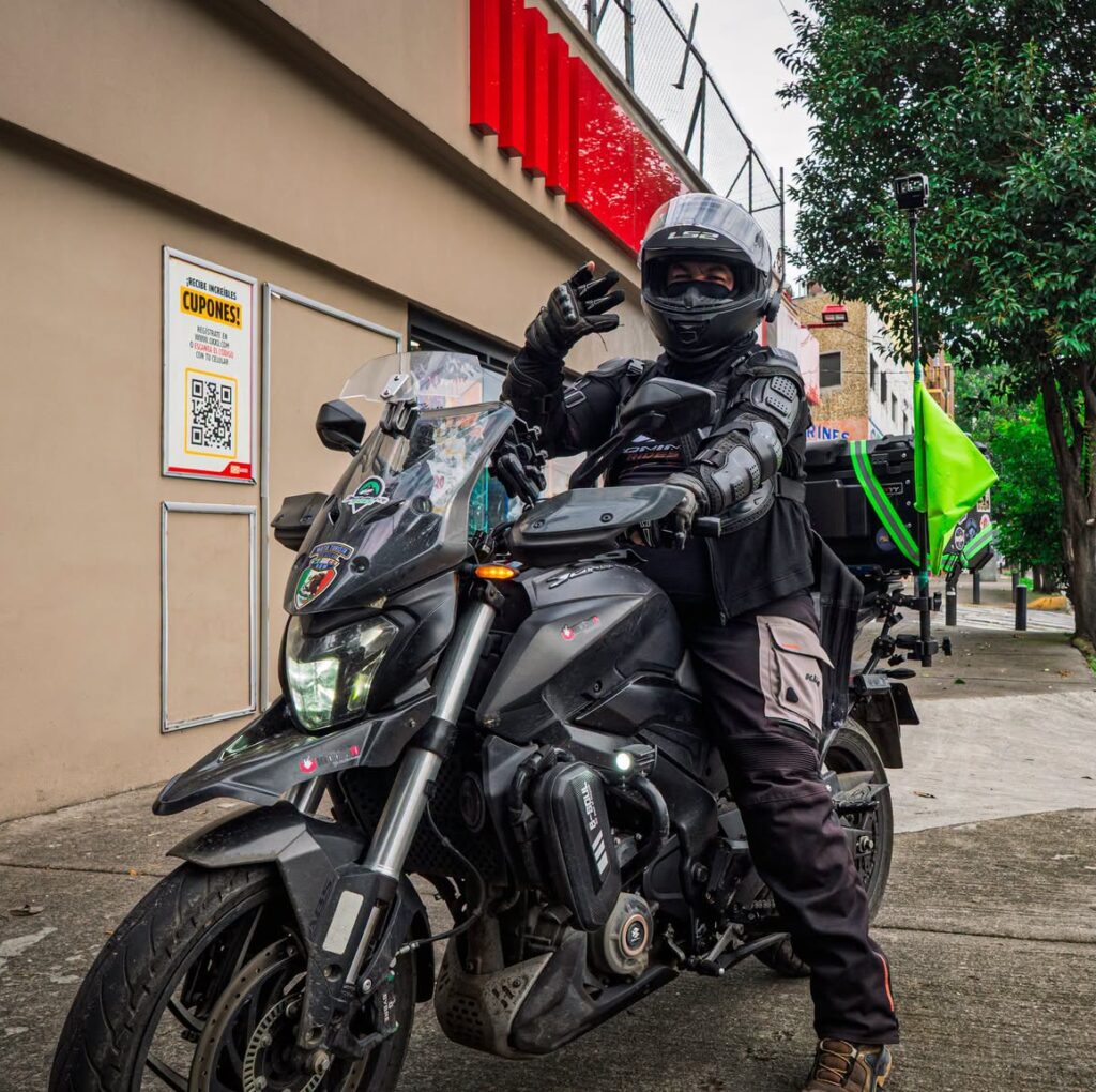 BAJAJ RUEDA CON DOMINAR RIDES A TEOTIHUACÁN